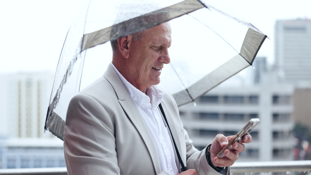 sénior, hombre de negocios y teléfono con lectura de lluvia
