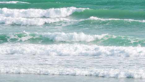 Espumosas-Olas-Del-Mar-De-Color-Esmeralda-Rompiendo-Sobre-La-Playa-De-Arena-En-Da-Nang,-Vietnam