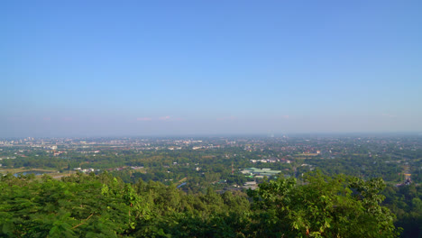 Chiang-Mai-City-Skyline-Mit-Blauem-Himmel-In-Thailand