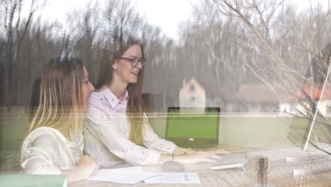 dos mujeres de negocios en una oficina en casa están esperando el éxito, ganar