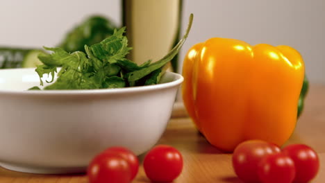 se está preparando ensalada en la mesa