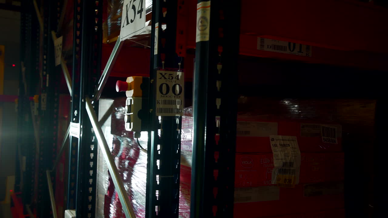 재고와 장비를 가진 창고 저장