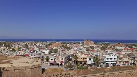aerial 4k famagusta ciudad amurallada, ciudad antigua y paisajes de varosha en el norte de chipre