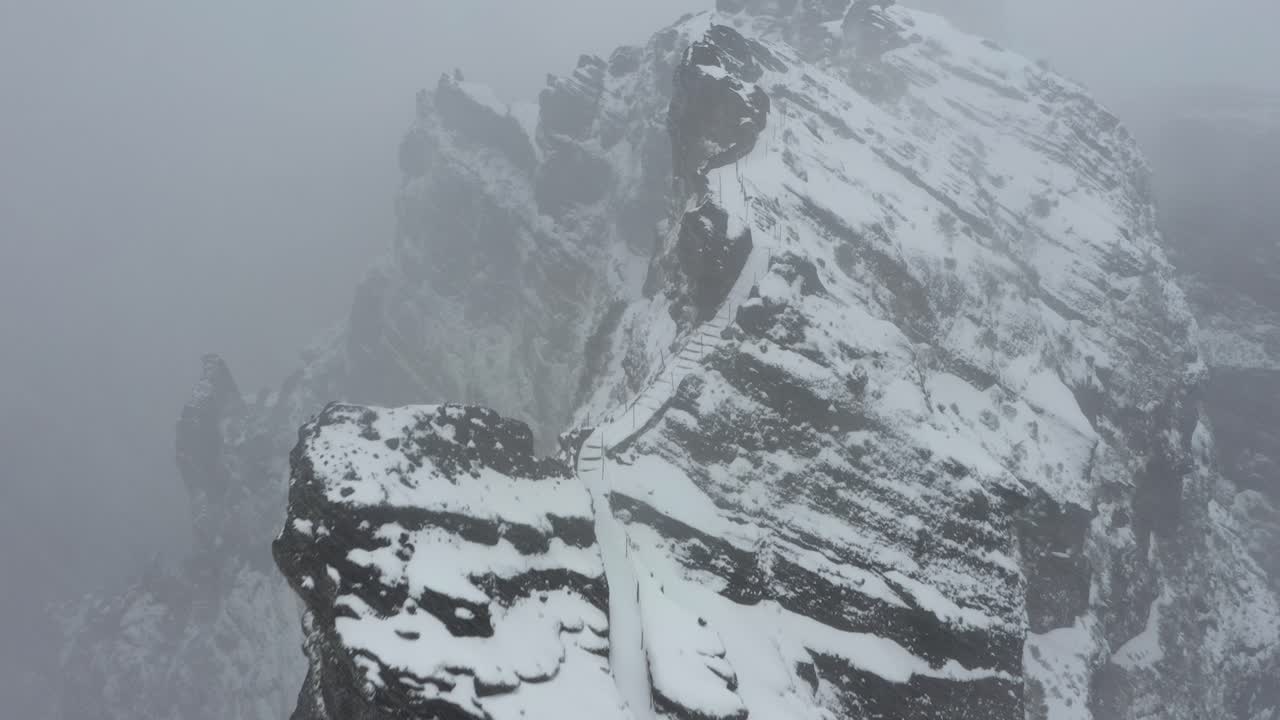 마데이라에 있는 닌호 다 만타의 드론 샷, 작은 길을 따라 앞으로 날아가고 능선을 가로지르는 계단