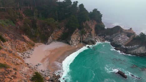 Waterfall-McWay-Falls-at-Big-Sur,-California