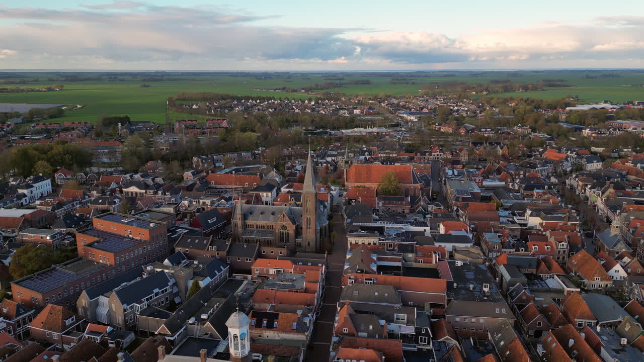 공중에서 볼 수 있는 모습: 도 시와 그 중심에 있는 교회