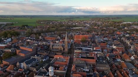 Vista-Aérea:-Ciudad-De-Dokkum-Con-La-Iglesia-En-El-Centro