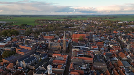 vista aérea: ciudad de dokkum con la iglesia en el centro
