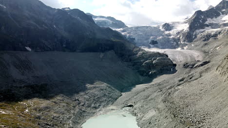 Vista-Aérea-Acercándose-A-Un-Enorme-Glaciar-En-Zinal,-Suiza