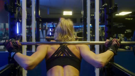 Chica-Haciendo-Peso-Muerto-Frente-Al-Espejo,-En-Un-Gimnasio.