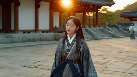 una joven con ropa tradicional coreana.