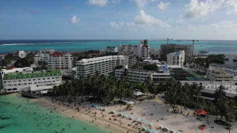 maravillosa vista aerea de la isla de san andres donde se puede ver la belleza de la isla, el mar y la ciudad al mismo tiempo