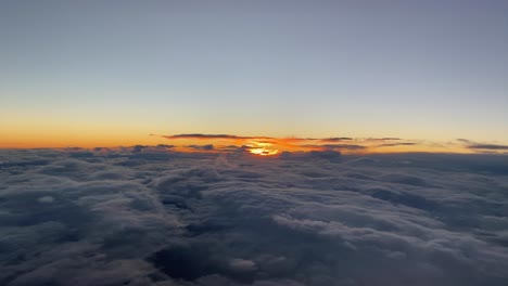 Cielo-Nublado-Al-Atardecer-Con-Un-Sol-Rojo