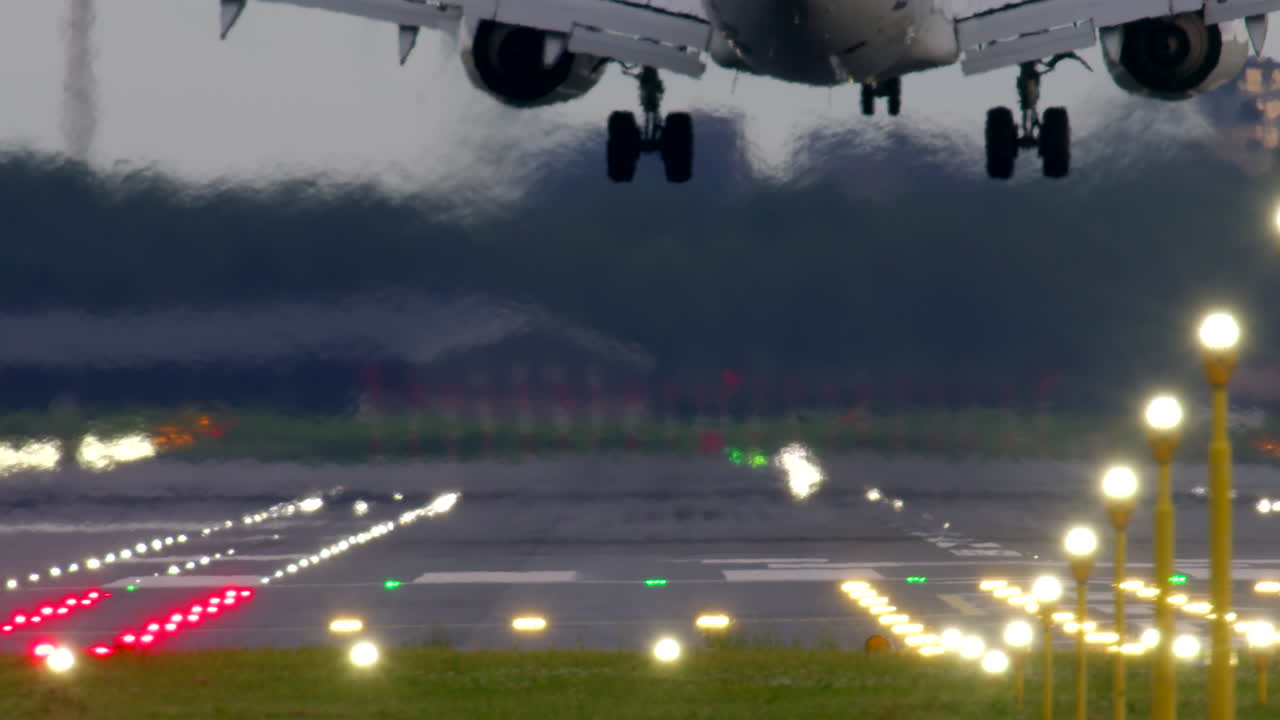 저녁 에 비행기 가 착륙 하는 것
