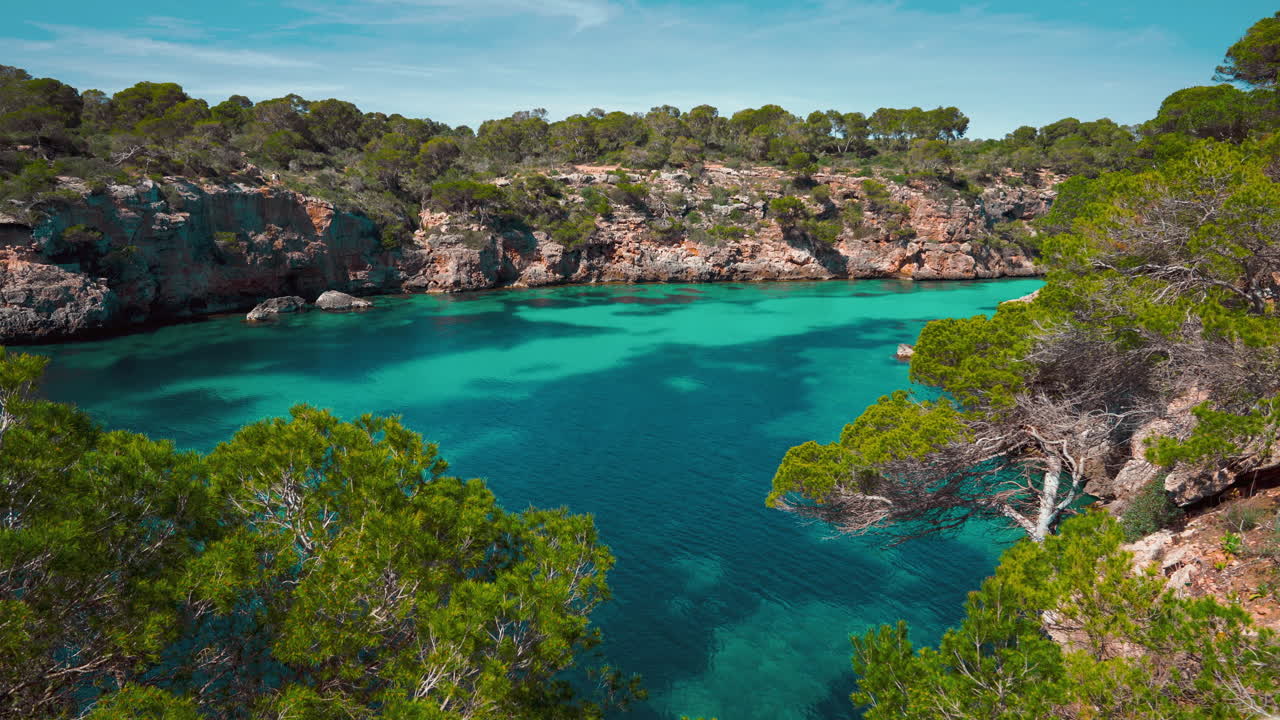 Cinemagraph, video loop senza soluzione di continuità della splendida spiaggia baia di Cala Pi sull'isola di Palma di Maiorca, Spagna.