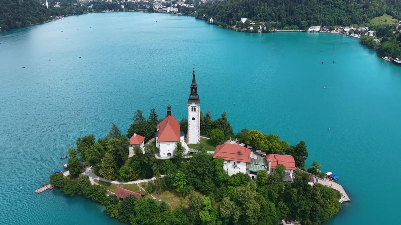 Drone-opname van het Meer van Bled en de Katholieke Kerk op een klein eiland, blauw water en bezienswaardigheid, Slovenië