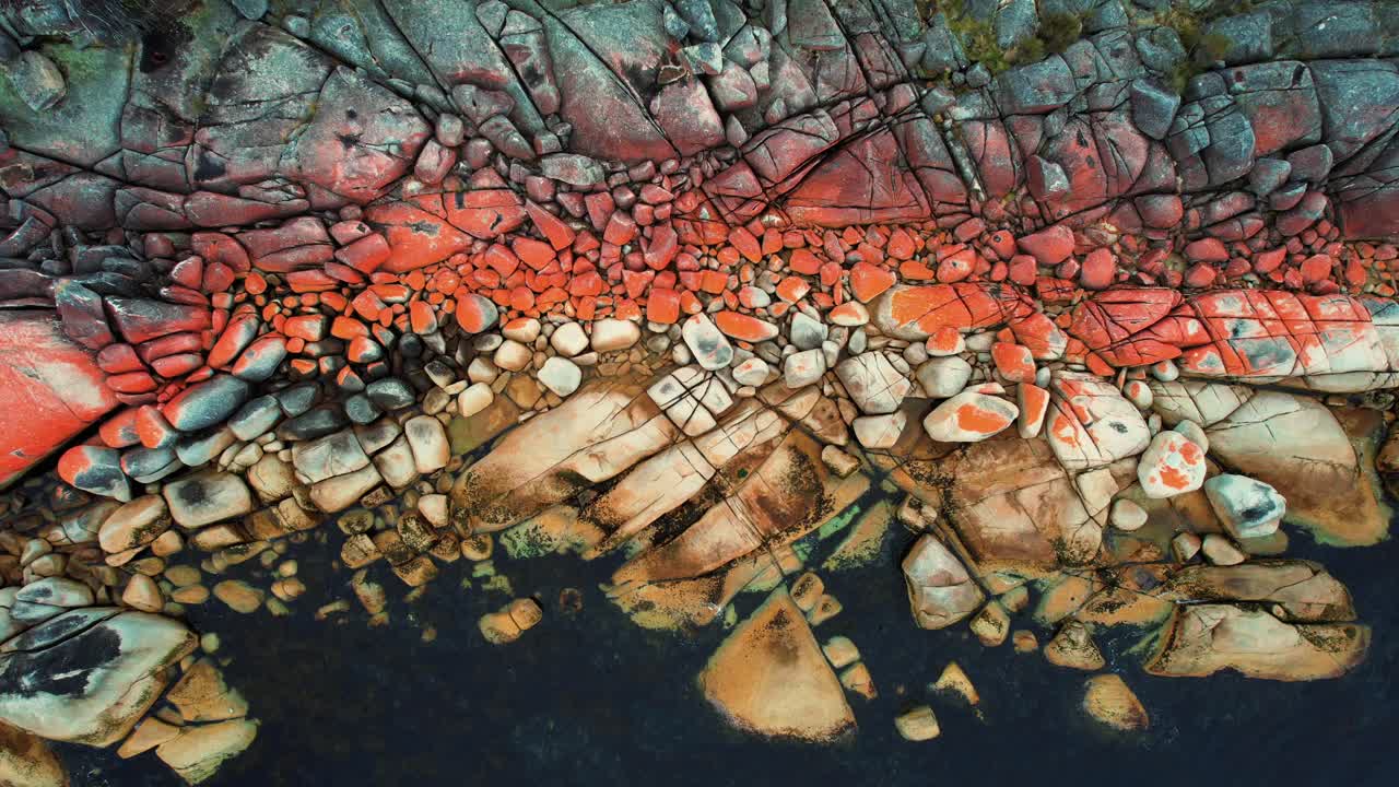 bahía de incendios drone disparo paralelo de cantos rodados naranjas tasmania