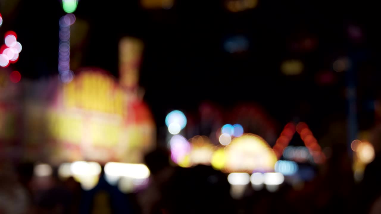 el recinto de la feria de carnaval por la noche. imágenes desenfocadas.