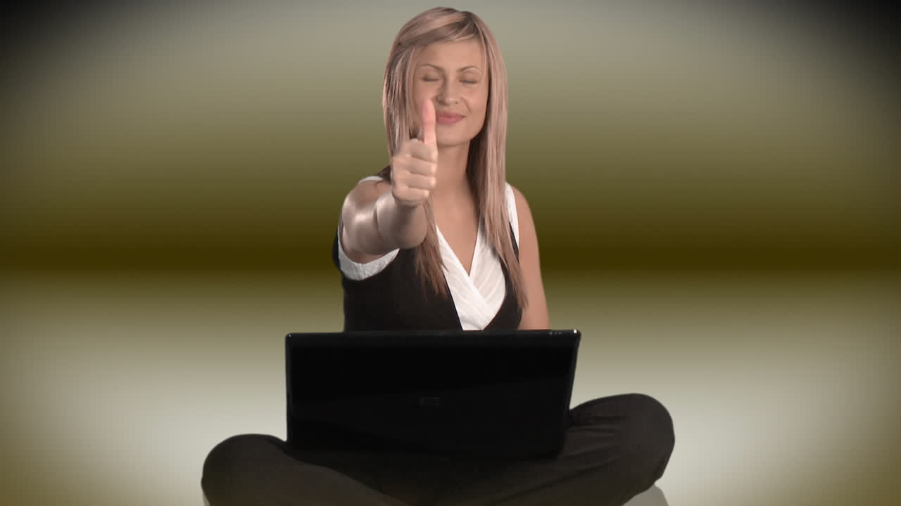 노트북과 함께 바닥에 있는 여자