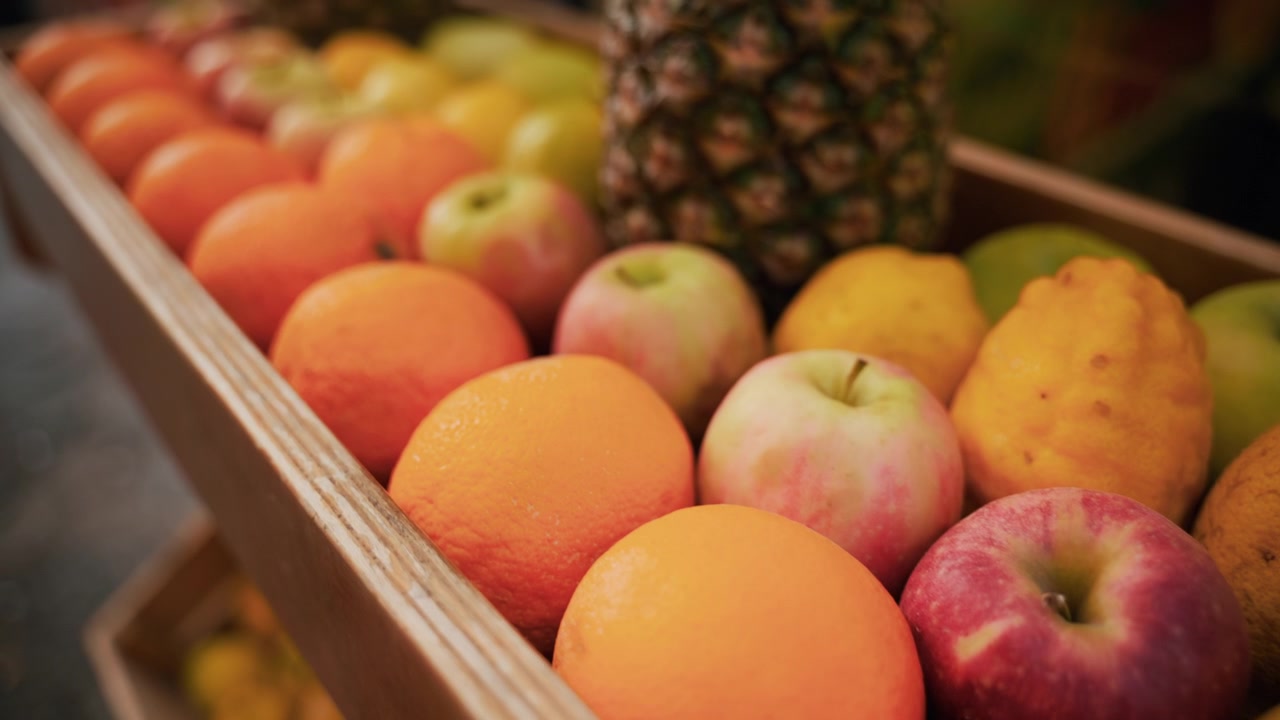 Arance, mele e limoni presso una bancarella stradale a Napoli che vende succhi di frutta.