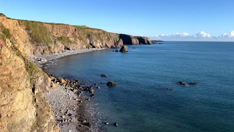 Panorama-De-La-Bahía-De-Tankardstown-En-Marea-Llena,-Playas-Desiertas-Y-Tranquilidad-En-La-Costa-De-Cobre-Waterford-Irlanda