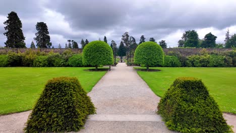 powerscourt house jardines formales camino a los jardines amurallados atracción turística popular en wicklow irlanda lugares épicos