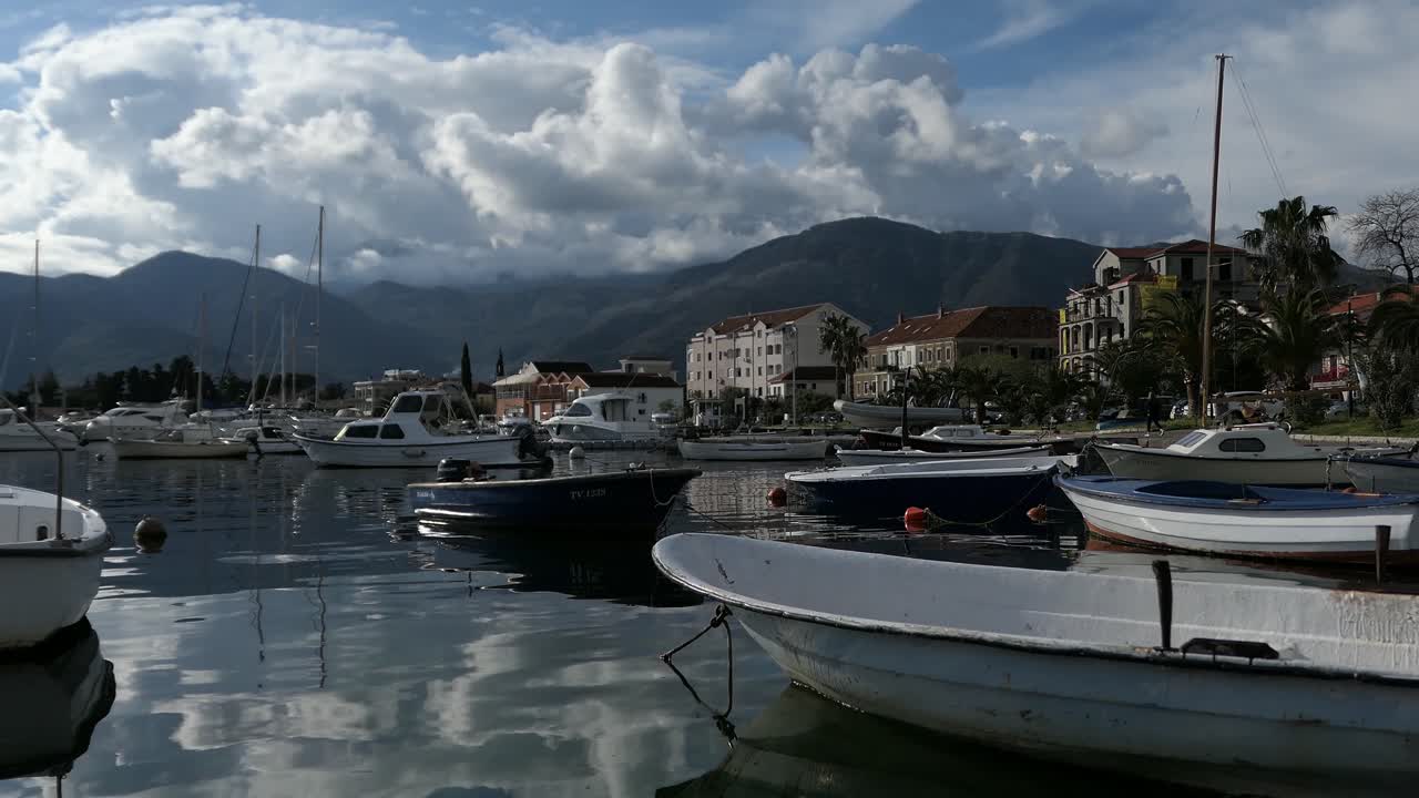 Piccole barche ormeggiate nel porto turistico, lungomare, vista montagna, Tivat, Montenegro
