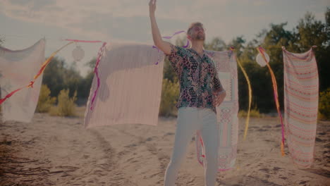 hombre sonriente bailando a la música mientras se divierte en la playa
