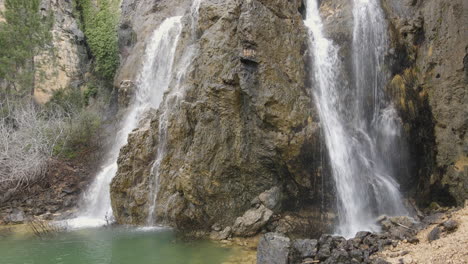 vista aérea de la cascada en medio de la montaña 2