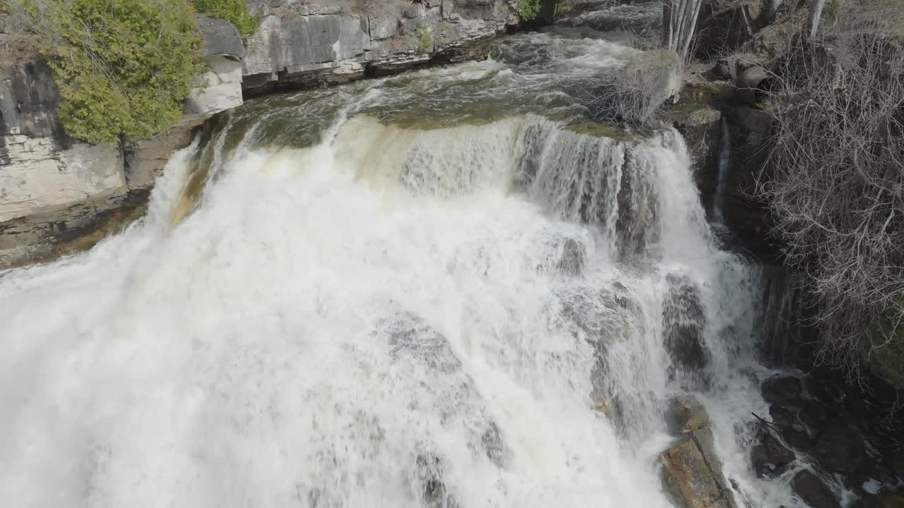 cataratas en cascada sobre poderosas rocas en el estrecho de owen, canadá