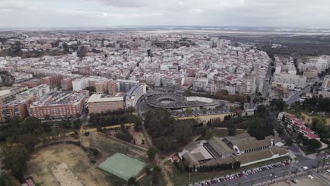 paisaje urbano aéreo de la ciudad de huelva en expansión, españa