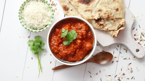 Frisches-Und-Leckeres-Chicken-Tikka-Masala-In-Keramikschale-Serviert