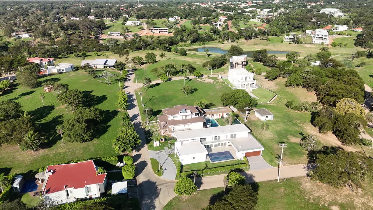 "vida exuberante: casas en el valle con jardines