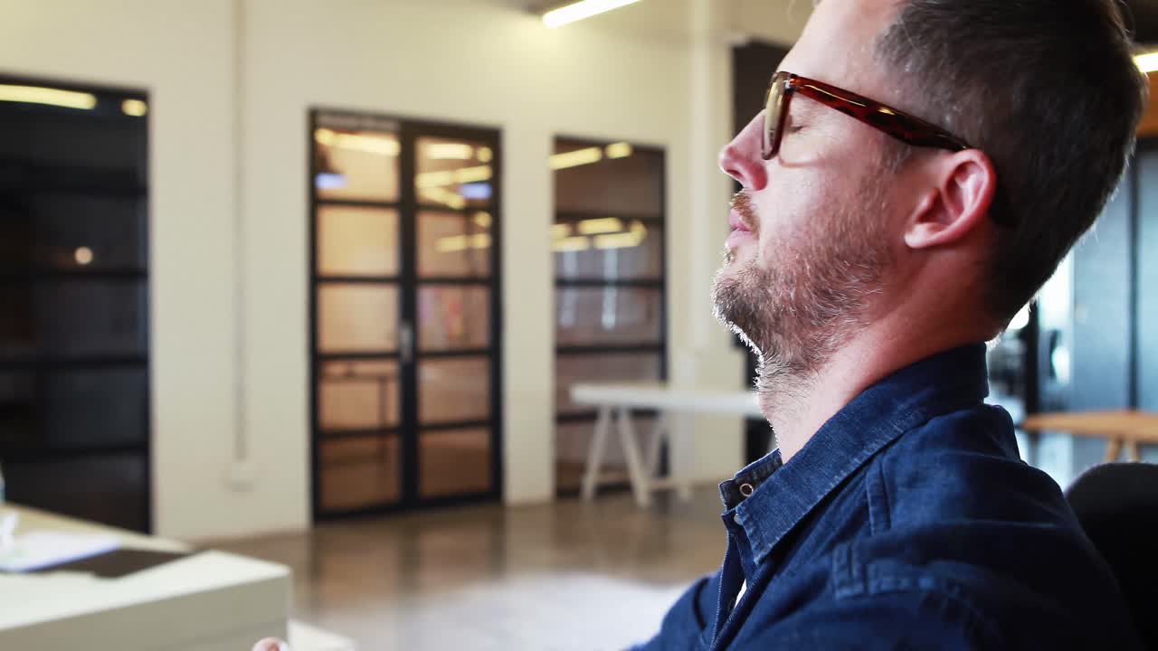 hombre usando una tableta digital