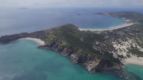 vista panorámica aérea de la gran isla keppel en el condado de livingstone, queensland, australia