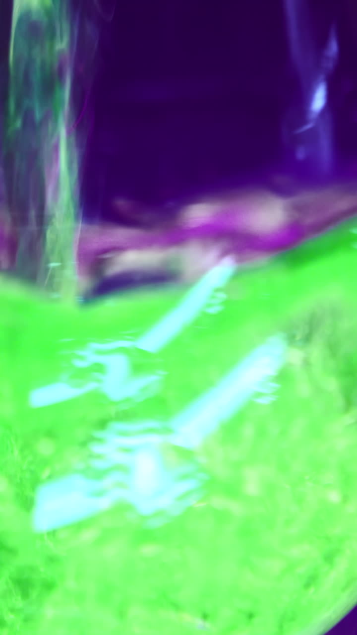 Esperimento liquido astratto verde vibrante e viola