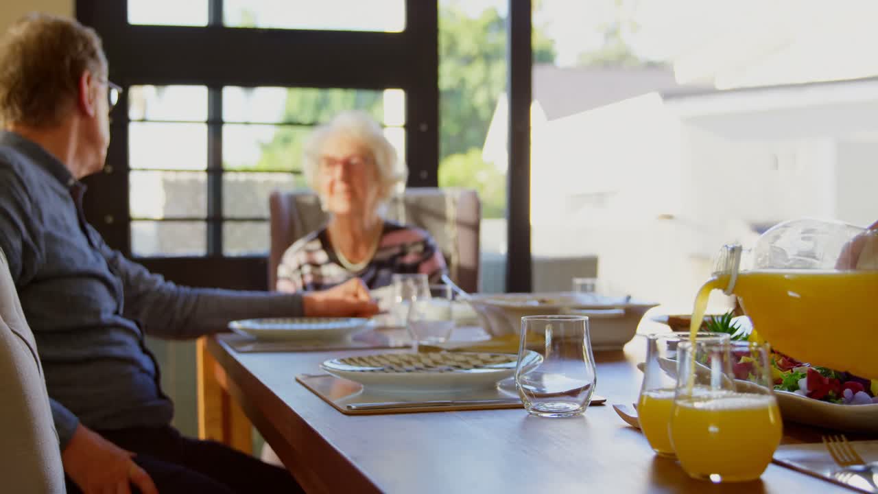 집 에서 서로 상호 작용 하는 활동적 인 노인 부부 4k