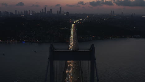 Establecimiento-De-Una-Toma-Del-Puente-Que-Conduce-A-La-Ciudad-De-Estambul-Al-Atardecer-Con-Silueta-De-Rascacielos,-Establecimiento-Aéreo-Hacia-Adelante