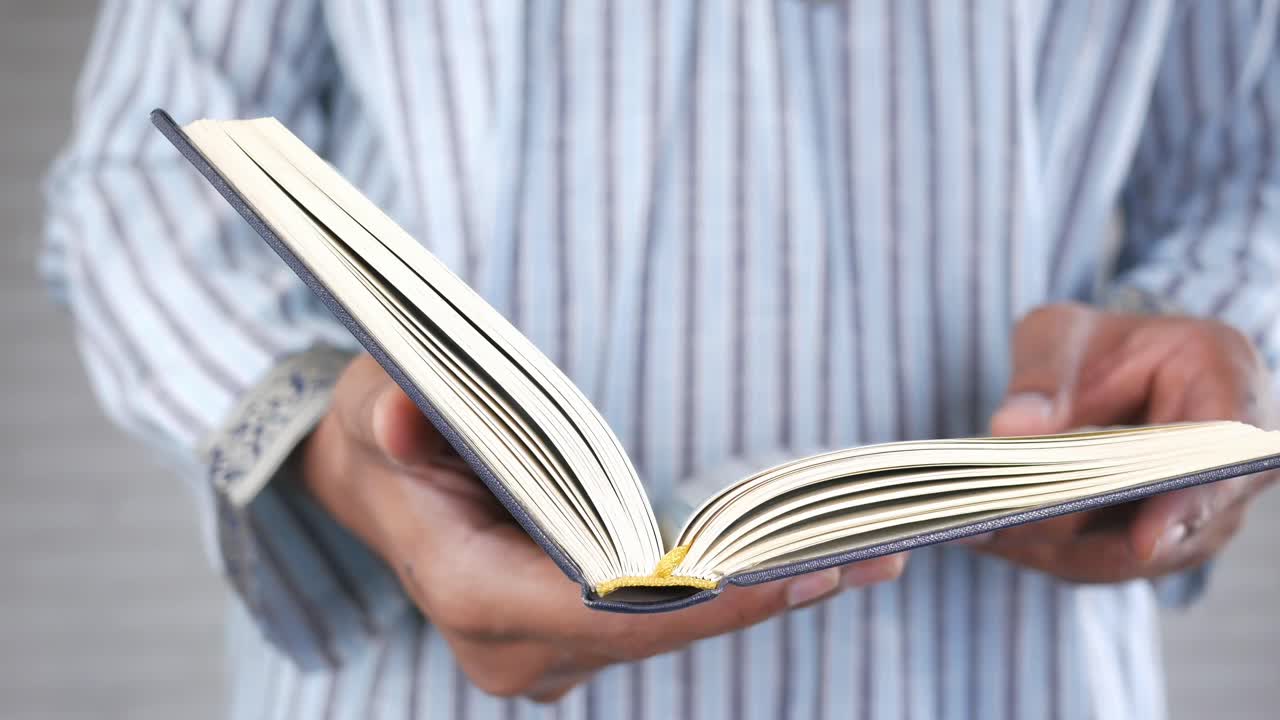 persona que lee un libro