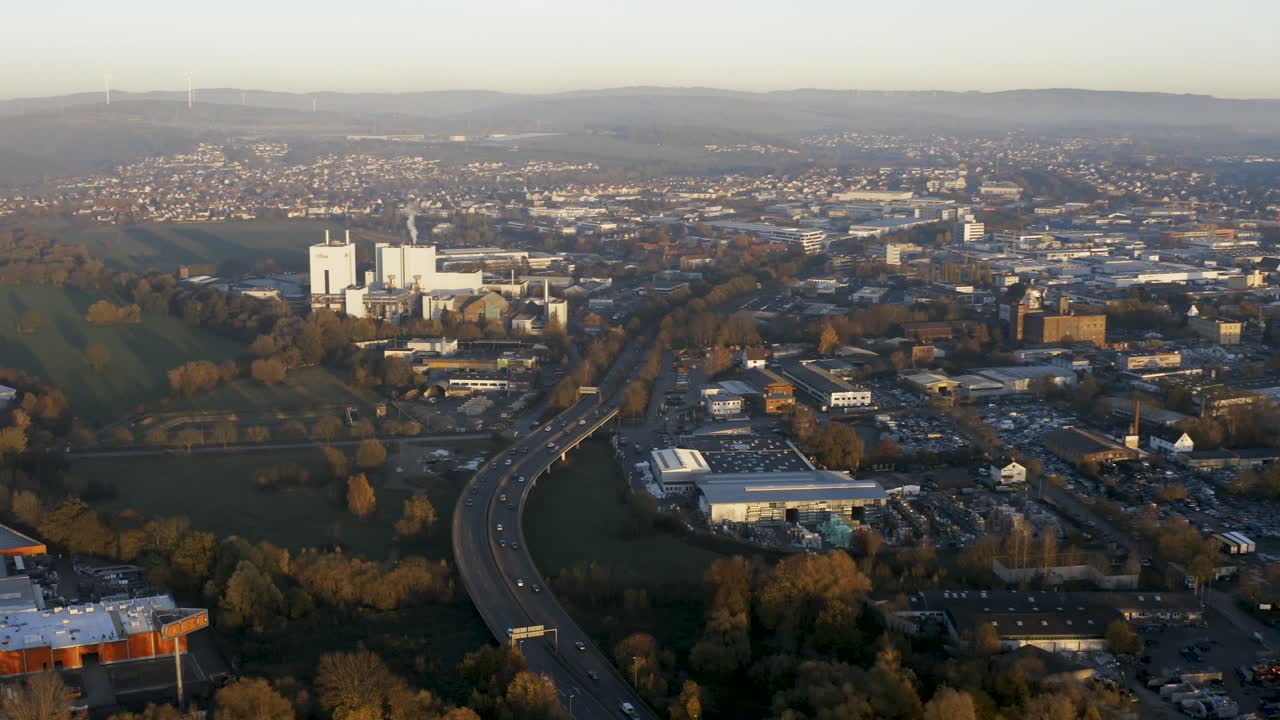 toma de drones del paisaje urbano de kassel en una hermosa luz solar suave y cubierta de niebla