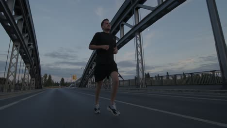 Ein-Sportler-Läuft,-Joggt-Auf-Einer-Mainbrücke-In-Frankfurt