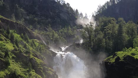 la cascada de latefoss es una poderosa cascada gemela.
