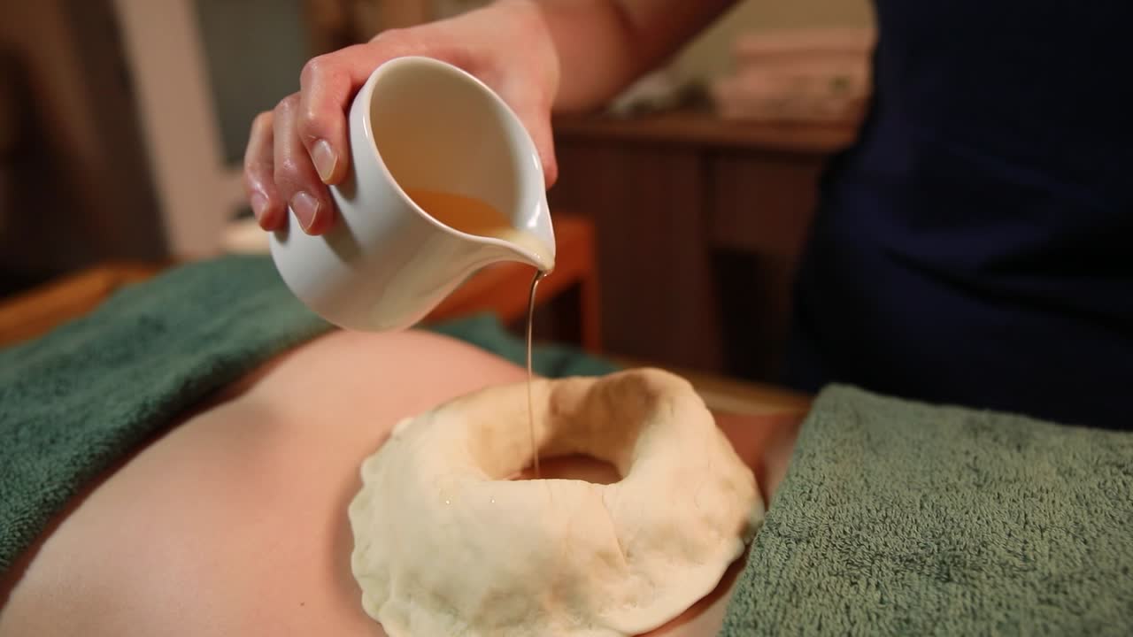 마사지를 위해 배에 기름을 바치는 것