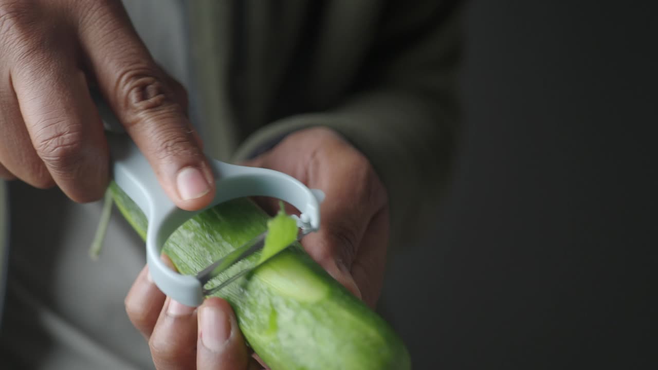 사탕수수 질을 벗기는 것