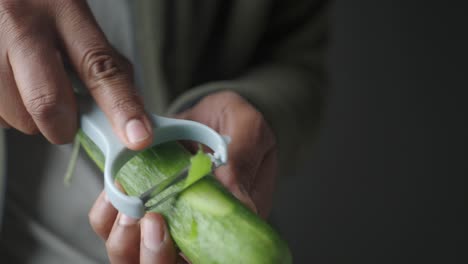 pelando un calabacín