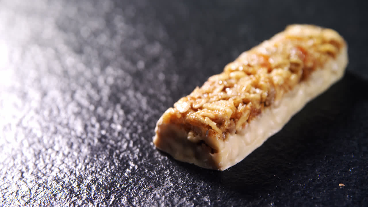 콘크리트 배경에 그라놀라 바 4k