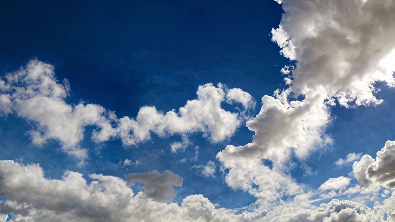 Timelapse di nuvole bianche che si muovono in un cielo azzurro brillante
