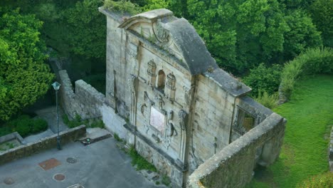 Toma-Estática-De-Un-Muro-Monumental-En-Oporto.