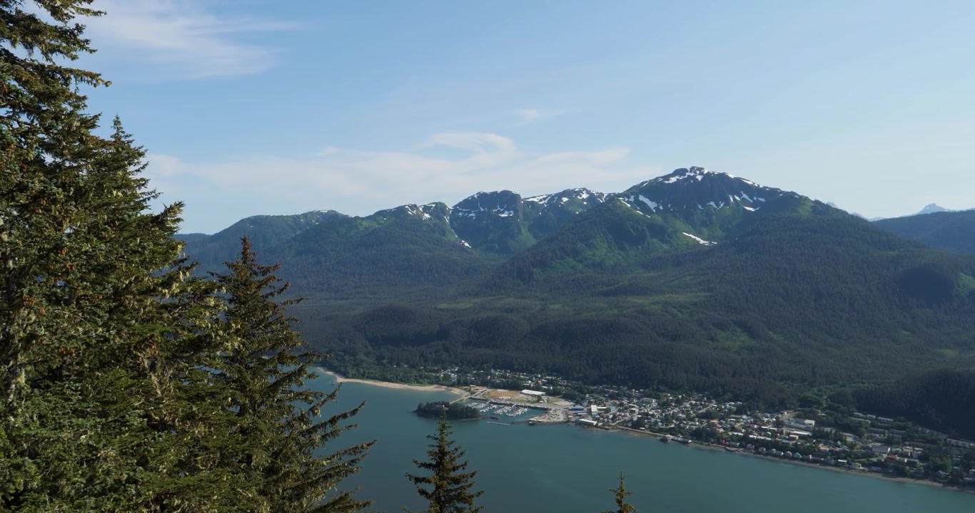 Monte Bradley innevato sull'isola di Douglas e Canale di Gastineau, visti dal Monte Roberts, Juneau, Alaska