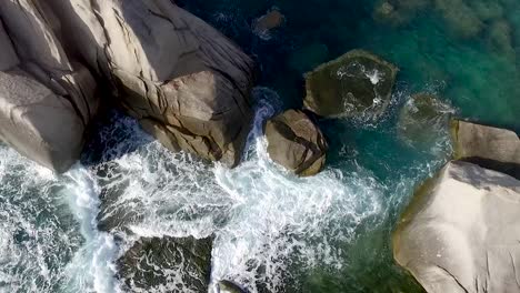 La-Ola-De-La-Marea-Golpea-Y-Las-Rocas-Se-Deshacen-De-Un-Lado-A-Otro-Cerca-De-La-Costa-Del-Golfo-Al-Mediodía,-Pasan-Por-Alto-La-Grúa-Filmada-En-Tailandia,-Isla-De-Koh-Tao